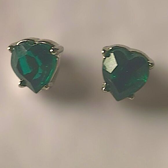 Swarovski Crystal Emerald Green Stud Earrings in Silver! - Picture 1 of 6